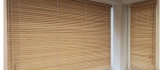 Bambusowe żaluzje 25 mm: harmonijne wnętrze, naturalne oświetlenie, praktyczne utrzymanie, efektowny detal w aranżacji okna.